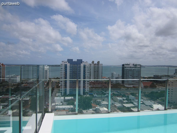 Vista hacia la playa Brava sobre el ocano Atlntico desde el solarium del piso 16 junto a la pileta al aire libre.