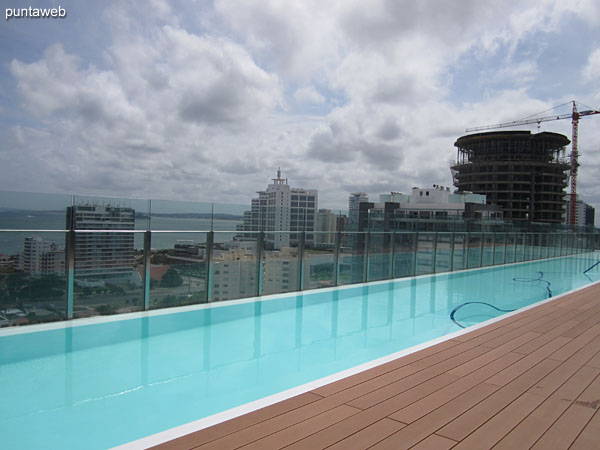View of the bay of Punta del Este from the 16th floor solarium next to the pool outdoors.