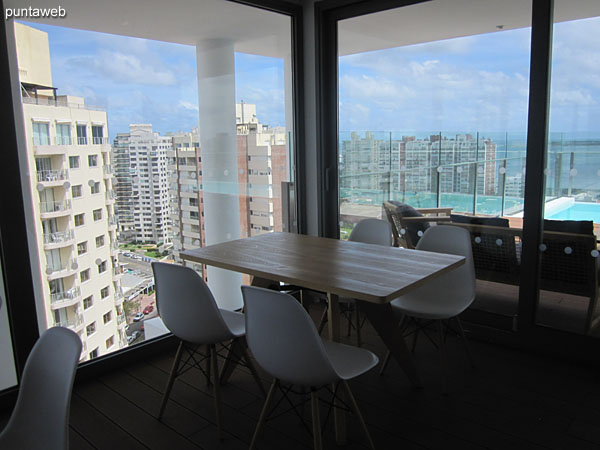Cafeteria and snack bar on the 16th floor next to the pool outdoors.<br><br>Equipped with tables and chairs, offering beautiful views in three directions , east, south and west.