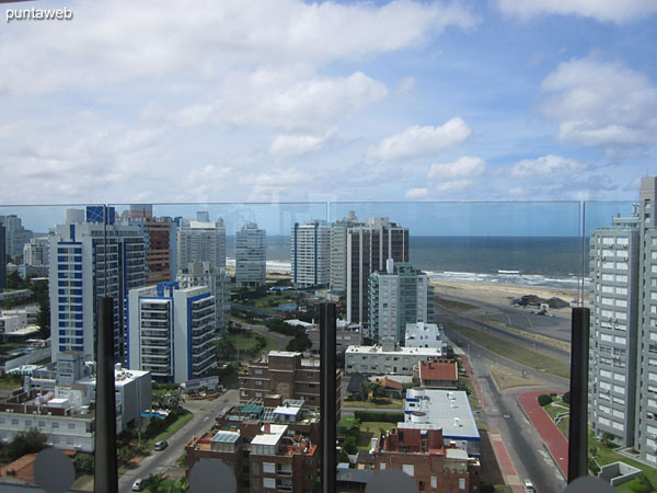 Cafeteria and snack bar on the 16th floor next to the pool outdoors.<br><br>Equipped with tables and chairs, offering beautiful views in three directions , east, south and west.