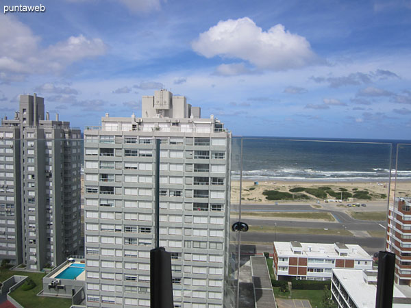 Vista desde la cafetera y snack bar del piso 16 hacia el este a lo largo de la costa ocanica.