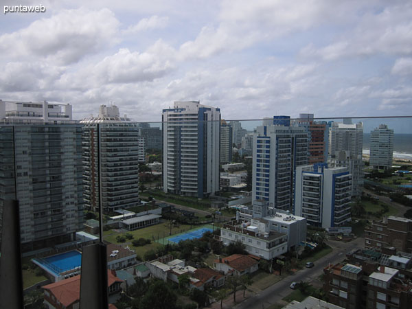 Vista desde la cafetera y snack bar del piso 16 hacia el sur y a lo largo de la costa ocanica.