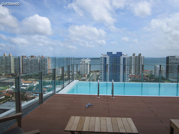 Vista desde la cafetera y snack bar del piso 16 hacia el este a lo largo de la costa ocanica.