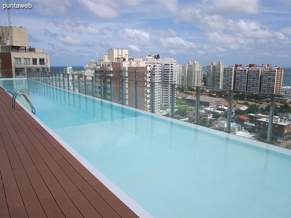 Pileta climatizada en el piso 16 dedicado tambin al spa, pileta al aire libre y gimnasio.