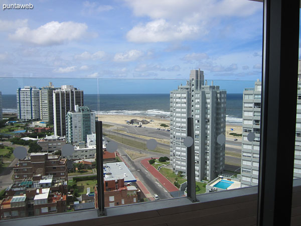 Gimnasio en el sector de spa del piso 16.<br><br>Bien equipado. Ofrece vistas hacia el este sobre la costa ocanica.