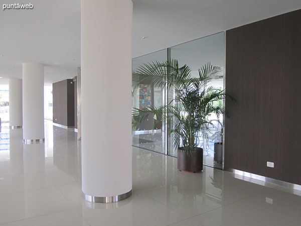 Environments to be in the lobby of the building.<br><br>Spacious and bright, surrounded by green space.