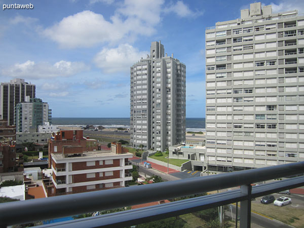 Vista desde el balcn terraza del apartamento de tres dormitorios a nivel del piso sexto.