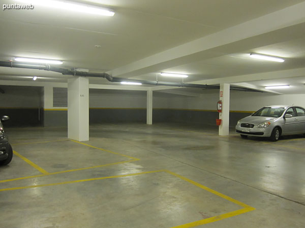 Vista general del garage desarrollado en dos niveles de subsuelo.