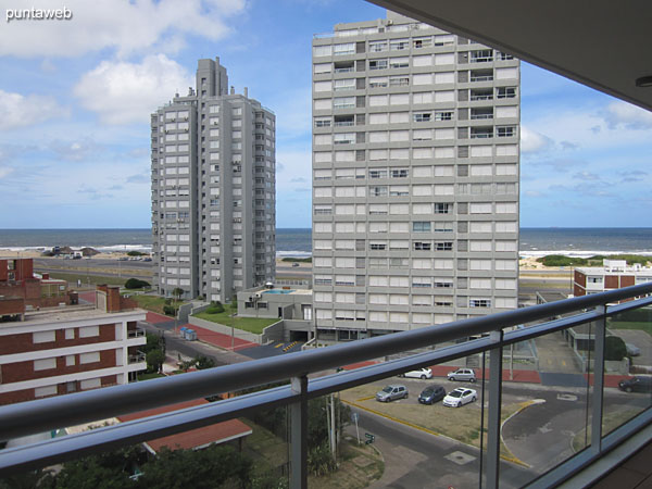 Vista desde el balcn terraza del apartamento de tres dormitorios a nivel del piso sexto.