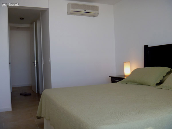Dormitorio principal en suite con acceso a terraza y equipo split frío/calor.