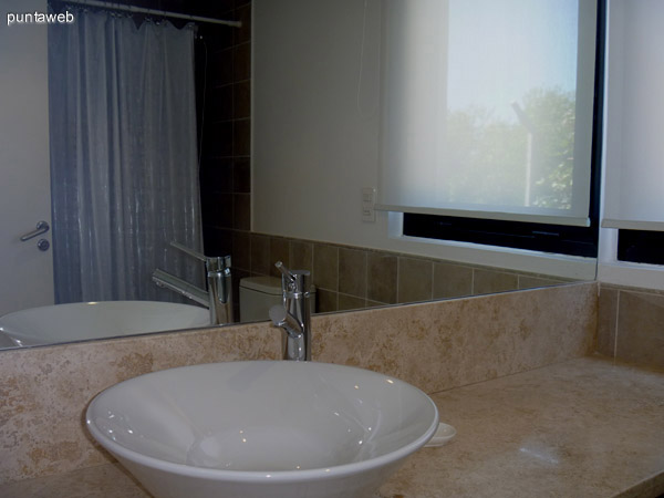 Segundo baño en suite, mesada en mármol, ventilación exterior, grifería y bacha de excelente nivel.