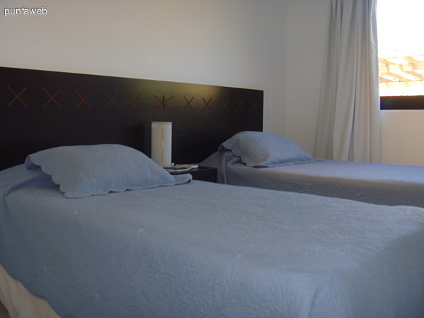 Segundo dormitorio en suite equipado con dos camas de una plaza de excelente nivel.