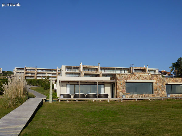 Fachada del Club House y villas de Quartier Punta Ballena.