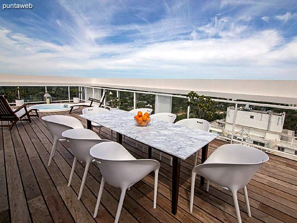 Penthouse<br><br>rea total 293.5 m2 con 3 dormitorios en suite, ms terraza, deck, parrillero & jacuzzi.<br>Incluye 2 cocheras.<br>Totalmente equipado y amueblado con el diseo by Phillipe Starck.<br>Posibilidad de ingreso en el exclusivo sistema RENTAL CLUB.<br>Precio USD 1.280.000