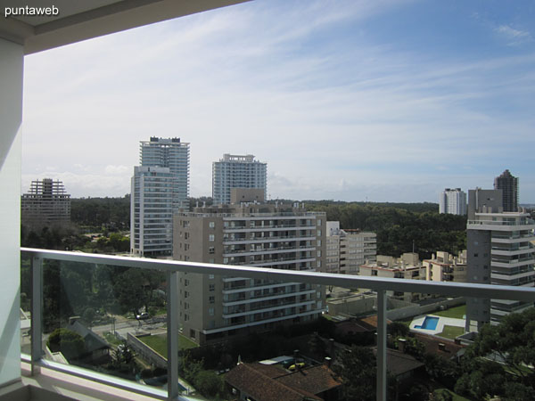 Vista general desde el balcn terraza.<br><br>El balcn ocupa todo el largo del apartamento comunicando con accesos directos al living y al dormitorio principal.