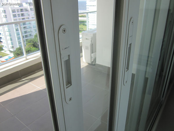 Detail of the balcony space in the area that connects the living room.