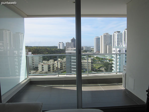 Detail of double enclosure openings aluminum in the living room and master bedroom.