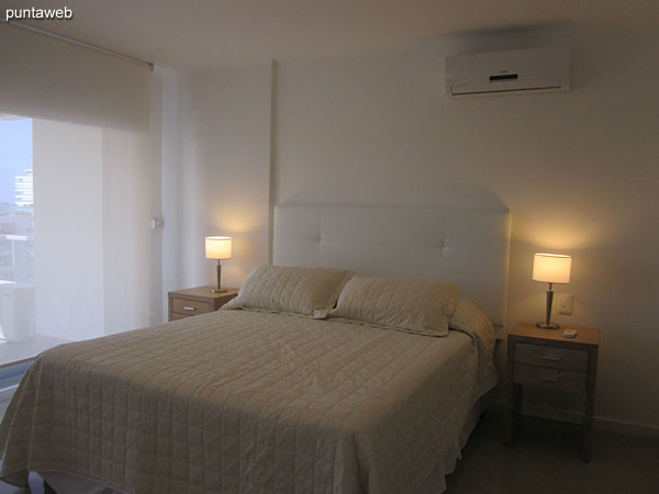 Hallway to the bedrooms. To the right of the image, access to the open kitchen to the living room by bar consisting of a sliding door.