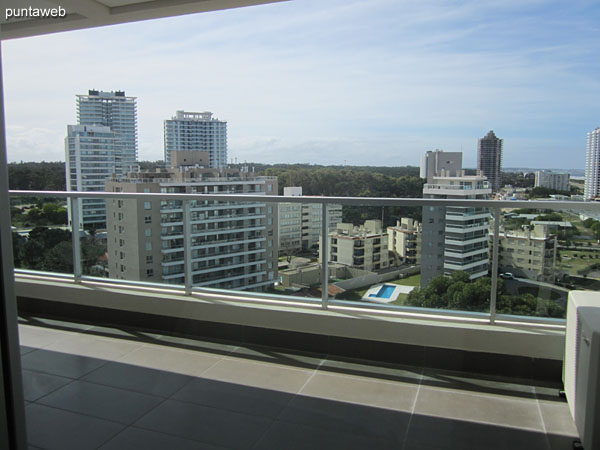 Vista hacia el balcn terraza desde el dormitorio principal con bao en suite.