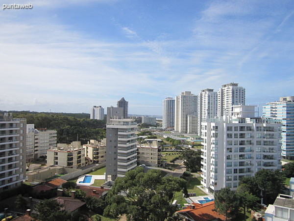 Vista general del balcn terraza visto desde su extremo sur. Conecta el dormitorio principal con el living comedor.