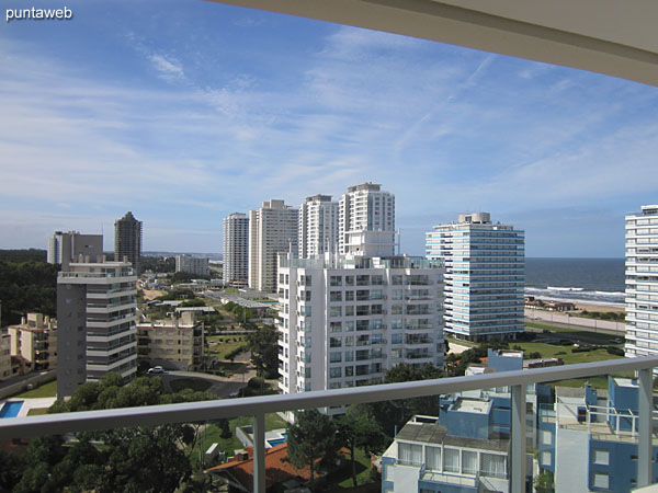 Vista desde el balcn terraza hacia el sureste sobre la playa Brava desde el dormitorio principal.