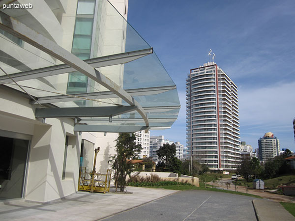 Vista desde el balcn terraza del apartamento.<br><br>Living comedor y dormitorio principal tienen acceso al balcn corrido.<br><br>El segundo dormitiorio ofrece vistas hacia el este y noreste sobre este balcn.