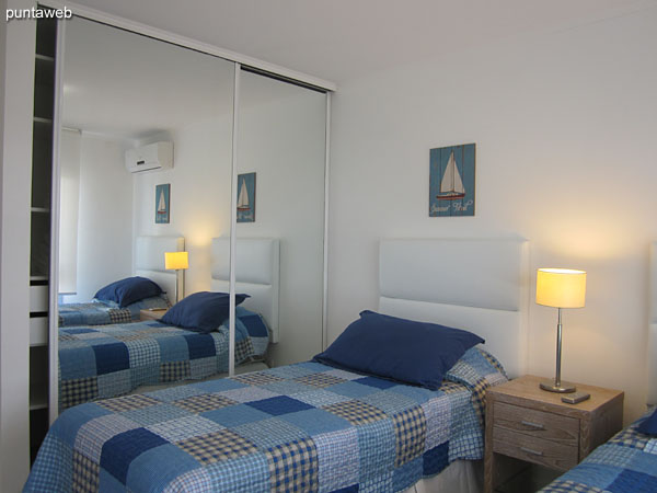 Second bedroom. Located at the center of the plant on the east side.<br><br>Equipped with individual air conditioning, radiant slab individually and conditioned with two single beds.