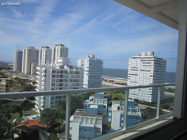 Vista hacia el noreste desde la ventana del segundo dormitorio.