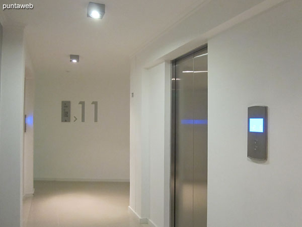 Todos los ambientes del apartamento cuentan con control independiente de losa radiante.