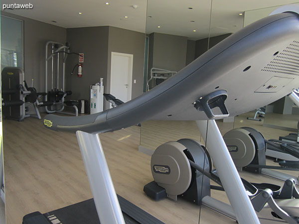 Overview of the gym.