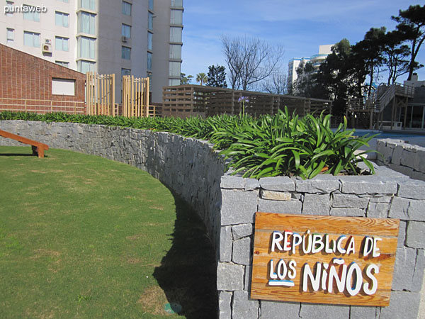 Pileta con duchas en el sector de piletas al aire libre.