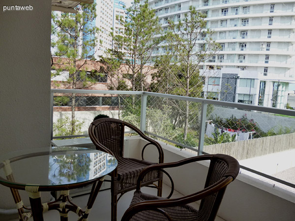 Terraza con muebles en mimbre, red de proteccin para nios.