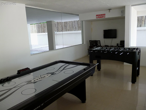 Sala de juegos bien equipada con juegos modernos.