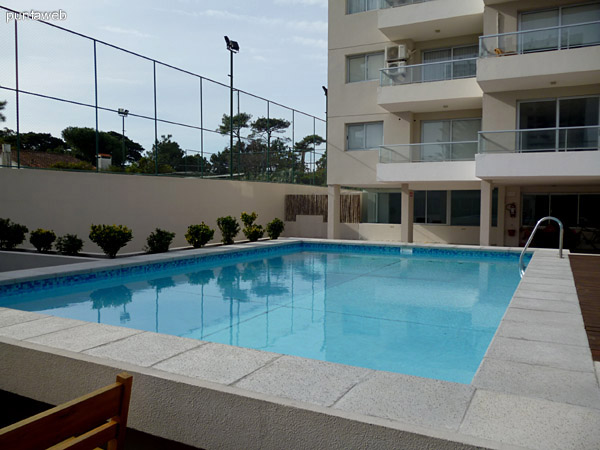 Piscina y zona de garage.