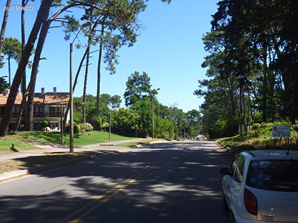 Fachada sobre la Av. Pedragosa Sierra.