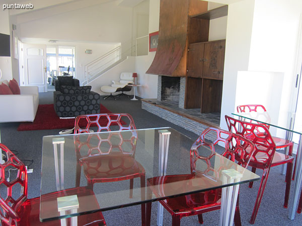 Sala de lectura en espacio reciclado. En esta construccin se encuentra adems el gimnasio, sala de cine y sala para nios.