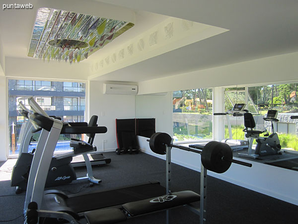 Sala de lectura en espacio reciclado. En esta construccin se encuentra adems el gimnasio, sala de cine y sala para nios.