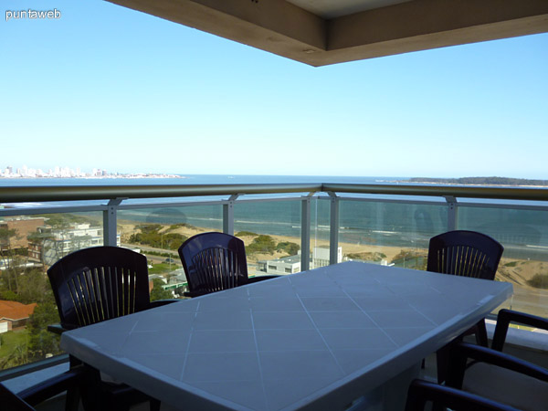 Terraza y muebles de exterior.