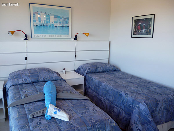 Segundo dormitorio en suite equipado con dos camas de una plaza.