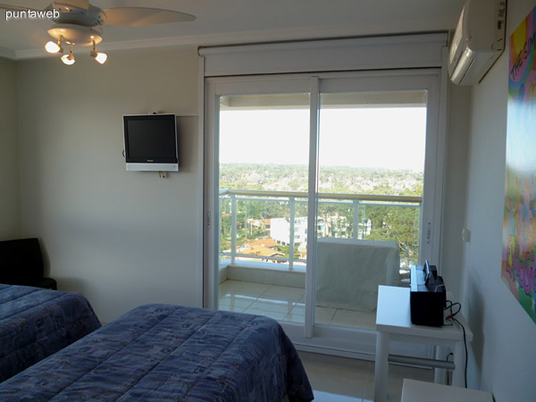 Segundo dormitorio en suite con acceso a terraza compartida entre segundo y tercer dormitorio.