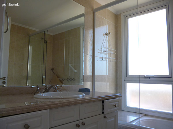 Segundo baño en suite, ventilación exterior, al igual que los demás baños, equipados con materiales de primera.