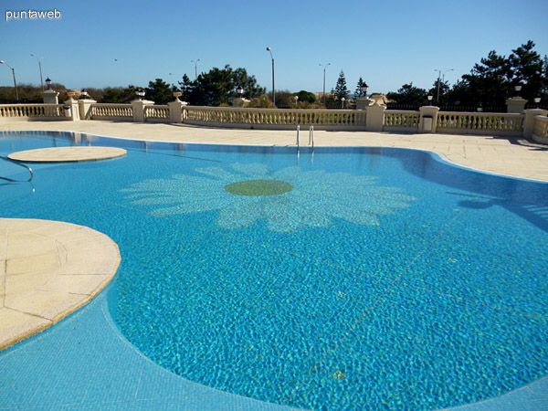 Piscina exterior al frente del edificio.