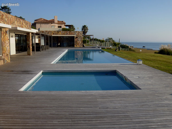 Piscinas y deck solarium.