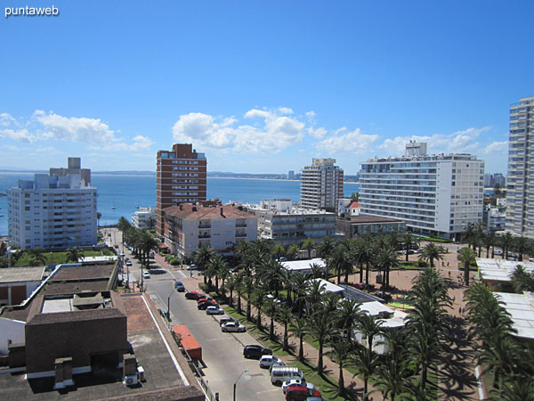 Vista a la Plaza de los Artesanos desde la terraza.