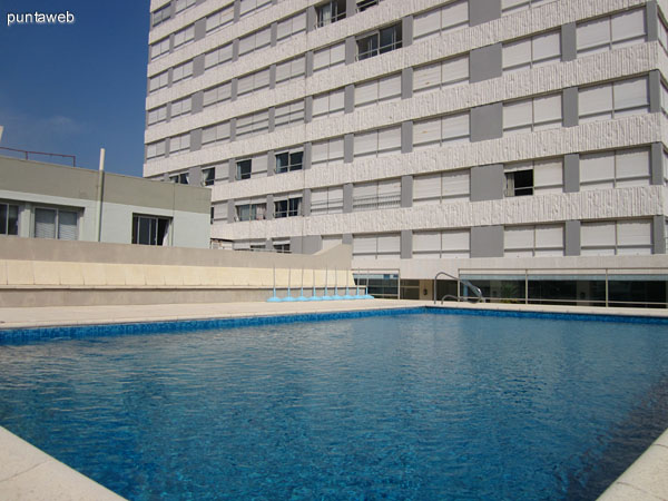 Espacio en el contrafrente del edificio. A la izquierda de la imagen el acceso a la piscina al aire libre.