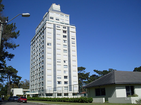 Fachada lateral del edificio, desde la zona de los parrilleros.