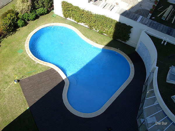 Piscina exterior del edificio.