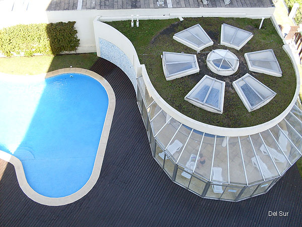 Piscina climatizada del edificio.