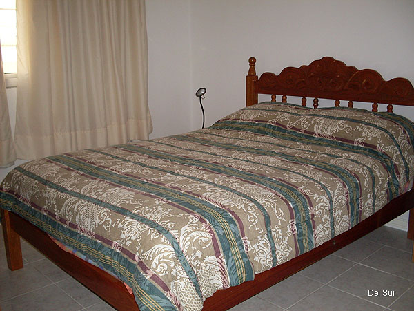 Dormitorio principal con cama de dos plazas.