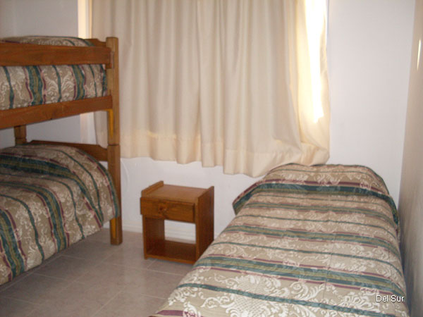 Segundo dormitorio con tres plazas, cama cucheta y cama individual.